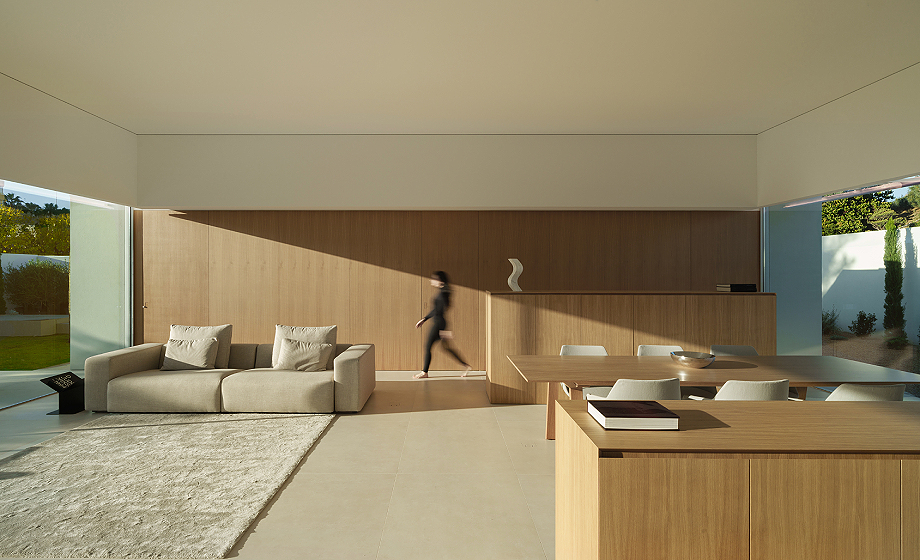 Interior_es's tweet image. Esta #casa de @FranSilvestreAr Arquitectos, con interiorismo de Alfaro Hofmann, combina #minimalismo y rigor estructural en un espacio cuidadosamente concebido a través de la luz, la proporción y la relación con el entorno.
-&amp;gt; Fotografías: Jesús Orrico
-&amp;gt; interioresminimalistas.com/2026/04/01/una…