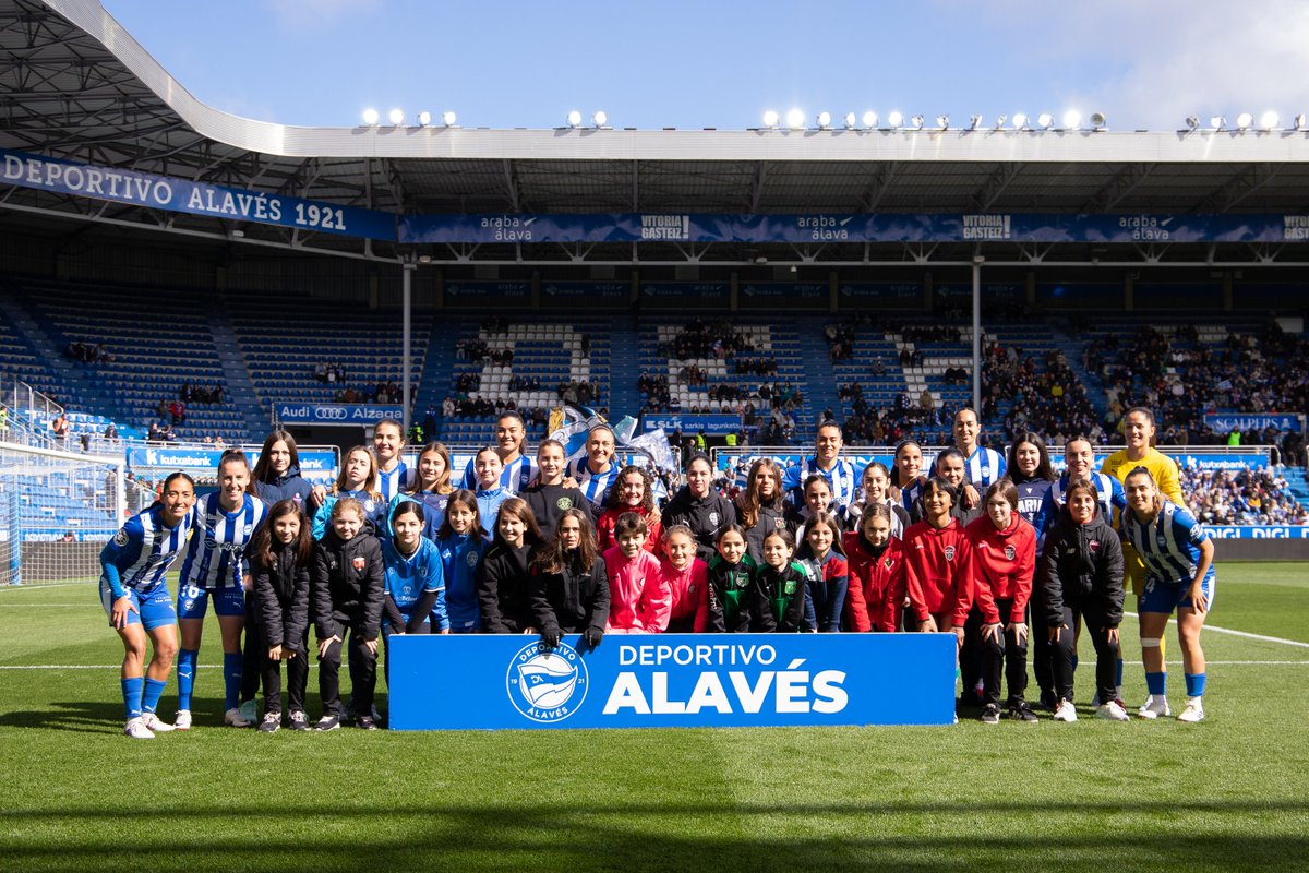 FundacionBKNDA's tweet photo. 👊 Apoyando al @AlavesFem en su camino hacia el ascenso

🤗 Jugadoras de los clubes convenidos femeninos del Alavés estuvieron presentes en Mendizorrotza durante el partido ante el Cacereño

🙏 ¡Muchas gracias por vuestro apoyo! https://t.co/d0odHD6ePJ