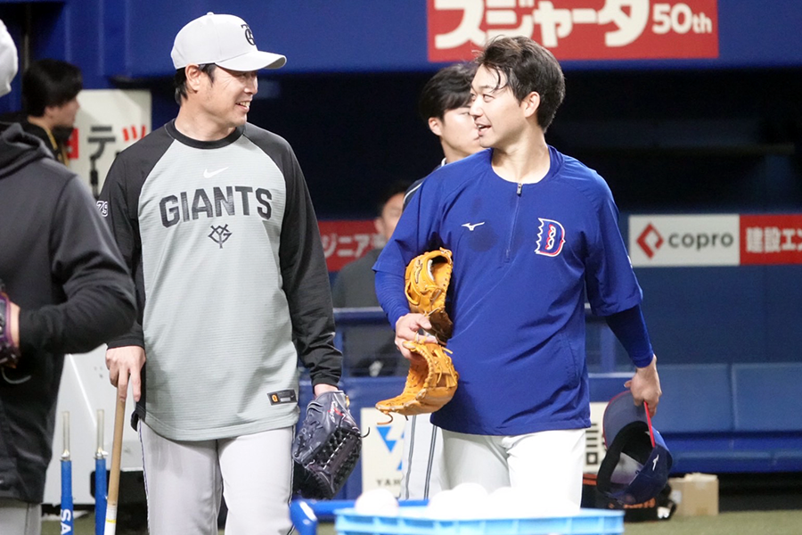 Dora__Full's tweet photo. 【試合前の交流①】

#中日 #山本泰寛 内野手が挨拶に向かったのは…

元同僚の #巨人 #亀井善行 外野守備 兼 走塁コーチ🤝

#dragons https://t.co/JK60k5DAP6