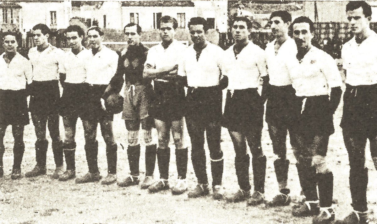 HistoriaRFAF's tweet photo. FUSIÓN EN MÁLAGA Y NACIMIENTO DEL MALACITANO EN 1933
En abril de 1933 los dos clubes más grandes de la capital malagueña, Málaga Sport Club (llamado así al Real Málaga durante la República) y F.C. Malagueño se fusionan para formar una nueva entidad: Club Deportivo Malacitano. https://t.co/N1uKA0q4oi