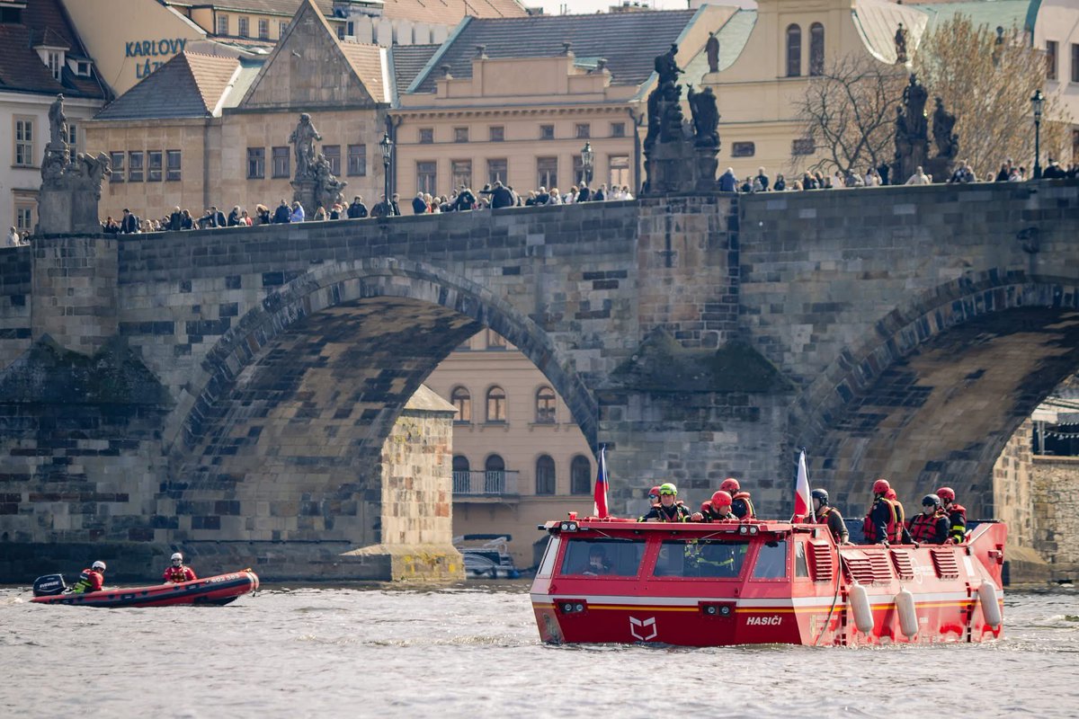 praisethesteph's tweet image. 🇨🇿#Czechia: The KALAN tracked amphibious vehicle, from the Czech company New Space Technologies s.r.o.(NST), during dynamic demonstrations in the center of Prague.

KALAN replaces the old Soviet PTS-10. The chassis has a suspension and damping system with active track tensioning.