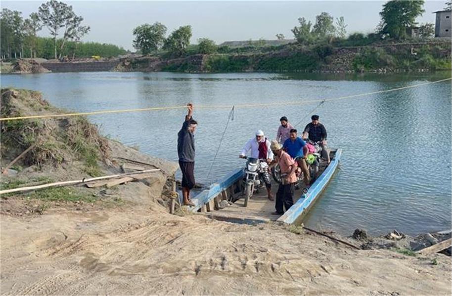 KesariPunjab's tweet image. बॉर्डर एरिया के गांवों की बढ़ी मुश्किलें, 40-50 किमी का चक्कर लगाने को लोग मजबूर

👉👉 अधिक जानकारी के लिए : punjab.punjabkesari.in/punjab/news/di…

#Difficulties #BorderAreaVillages #PontoonBridge #GurdaspurNews #PunjabKesari