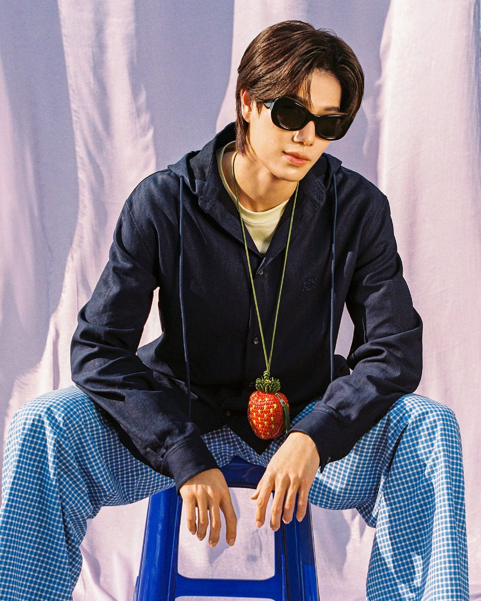 Kazzmagazine's tweet photo. หล่อสุด! 'ภูวินทร์' #phuwintang ร่วมเฉลิมฉลองเทศกาลสงกรานต์กับแฟชั่นจาก LOEWE ในแคมเปญที่ถูกเล่าเรื่องการเดินทางของ 3 นักแสดงที่เดินทางกลับบ้านเพื่อเฉลิมฉลองสงกรานต์กับครอบครัวและคนที่เขารัก 🤍

#LOEWE
#LOEWEpaulas 
#KAZZMAGAZINE https://t.co/5YQyvhMzU3