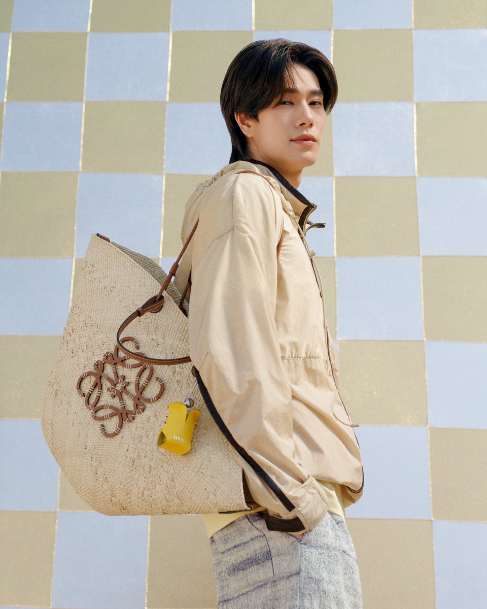 Kazzmagazine's tweet photo. หล่อสุด! 'ภูวินทร์' #phuwintang ร่วมเฉลิมฉลองเทศกาลสงกรานต์กับแฟชั่นจาก LOEWE ในแคมเปญที่ถูกเล่าเรื่องการเดินทางของ 3 นักแสดงที่เดินทางกลับบ้านเพื่อเฉลิมฉลองสงกรานต์กับครอบครัวและคนที่เขารัก 🤍

#LOEWE
#LOEWEpaulas 
#KAZZMAGAZINE https://t.co/5YQyvhMzU3