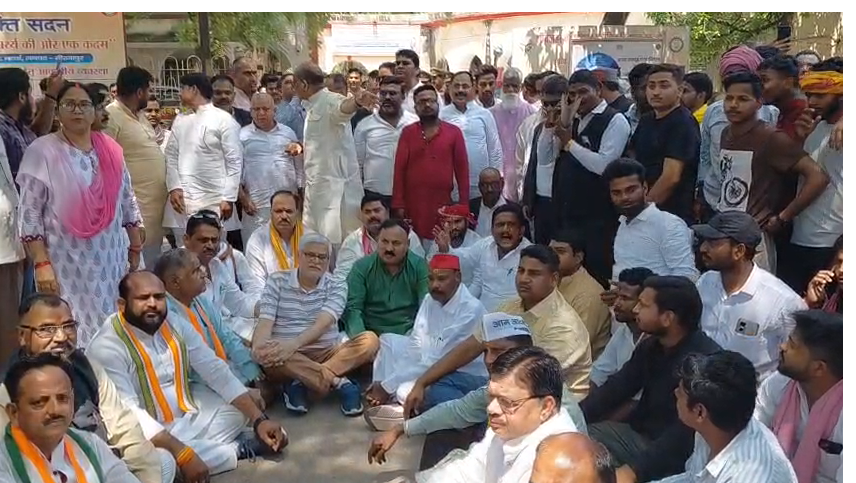 bstvlive's tweet image. मिर्जापुर : सपा छात्र नेता की पिटाई से नाराजगी

➡एक जुट होकर जिला मुख्यालय पहुंचे सपाई
➡कटरा पुलिस के खिलाफ कर रहे प्रदर्शन
➡कटरा कोतवाल के खिलाफ कार्रवाई की मांग

#Mirzapur #SPStudentLeader #Protest @mirzapurpolice @samajwadiparty