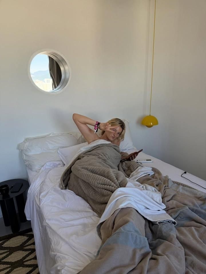 Ellena_rosee tweet media