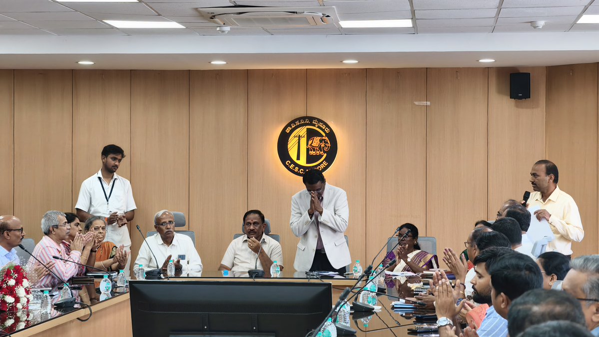 ಚಾವಿಸನಿನಿ (ಸೆಸ್ಕ್)‌ ವ್ಯವಸ್ಥಾಪಕ ನಿರ್ದೇಶಕರಾದ ಕೆ.ಎಂ ಮುನಿಗೋಪಾಲ್ ರಾಜು ಅವರು ಮಂಗಳವಾರ ಸೇವೆಯಿಂದ ವಯೋನಿವೃತ್ತಿ ಹೊಂದಿದ್ದು, ಸೆಸ್ಕ್ ಅಧ್ಯಕ್ಷರು ಹಾಗೂ ಶಾಸಕರು ಆದ ಶ್ರೀ ರಮೇಶ್‌ ಬಂಡಿಸಿದ್ದೇ ಗೌಡರವರು ಸೇರಿದಂತೆ ನಿಗಮದ ಹಿರಿಯ ಹಾಗೂ ಕಿರಿಯ ಅಧಿಕಾರಿಗಳು ಮತ್ತು  ಸಿಬ್ಬಂದಿ ನಿಗಮದ ವತಿಯಿಂದ ಅವರನ್ನು ಆತ್ಮೀಯವಾಗಿ ಬೀಳ್ಕೊಡಲಾಯಿತು