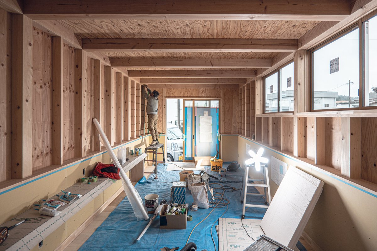ktn_architects's tweet photo. hibi_hair design新築工事
腰壁まわりの塗装工事がスタート。フレキシブルボードに合わせて木部も仕上げています。当初は塗りつぶしも検討しましたが、のっぺりした印象を避け、グレーのオイルステインで下地を活かす仕上げに。5月末オープン予定です。 https://t.co/PQfEbowjwF