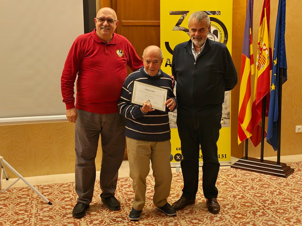 sferroviarism's tweet photo. 🚆 Celebram amb l’@aafib el 37è aniversari de la seva constitució amb un acte a l’edifici Términus, on també s’han entregat dos diplomes honorífics a dos dels seus membres.

👏 Enhorabona per la celebració i per continuar sumant anys dedicats a la preservació i difusió de la cultura ferroviària a Mallorca.