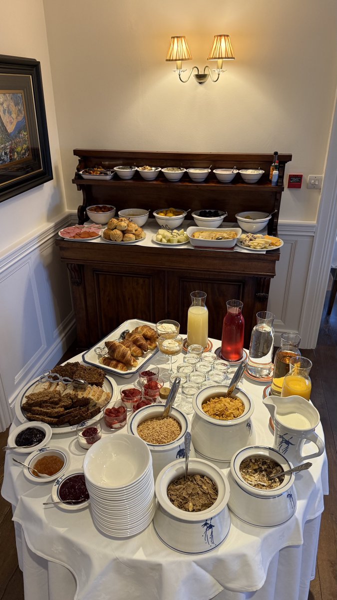 mitzyelliott's tweet image. We have stayed overnight in the most delightful guesthouse, in #Dingle 🇮🇪
This morning’s breakfast plus a full cooked menu on offer too. What a lovely way to start the day.
We’re off to the #CliffsofMoher today 😃#HeatonsGuesthouse