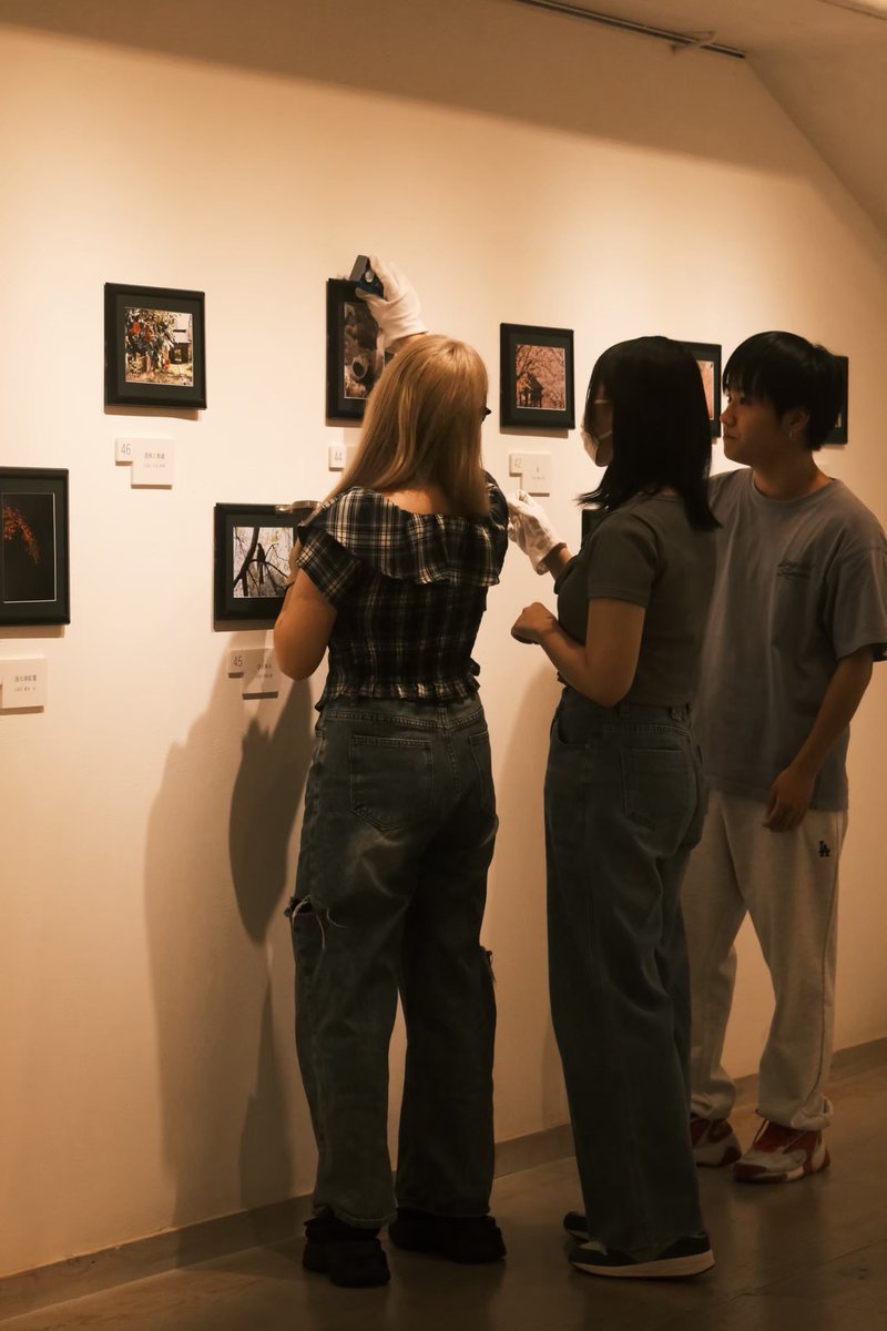 OUEPhotoclub's tweet photo. 写真部の活動
③展示会
展示会は写真部の一大イベント！
毎年学外と学内で2回ずつ行っています📸
学外展示会はギャラリーを借りて部内セレクションで上位50位に入った作品のみ、
学内展示会は1人一枚全員展示します
質問はDMやLINEへどうぞ！
#春から大阪経済大学
#大阪経済大学
＃写真部
＃部員募集中 https://t.co/sXScfiIcPN