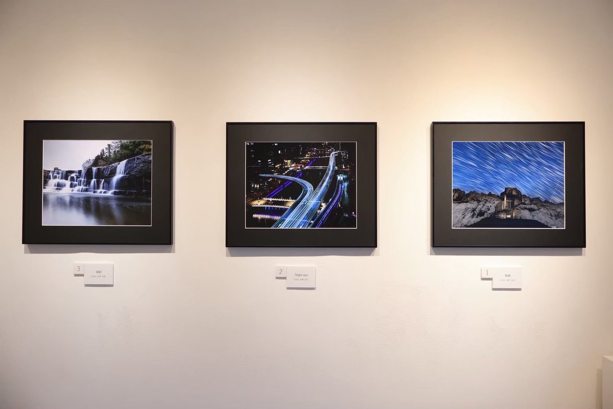 OUEPhotoclub's tweet photo. 写真部の活動
③展示会
展示会は写真部の一大イベント！
毎年学外と学内で2回ずつ行っています📸
学外展示会はギャラリーを借りて部内セレクションで上位50位に入った作品のみ、
学内展示会は1人一枚全員展示します
質問はDMやLINEへどうぞ！
#春から大阪経済大学
#大阪経済大学
＃写真部
＃部員募集中 https://t.co/sXScfiIcPN