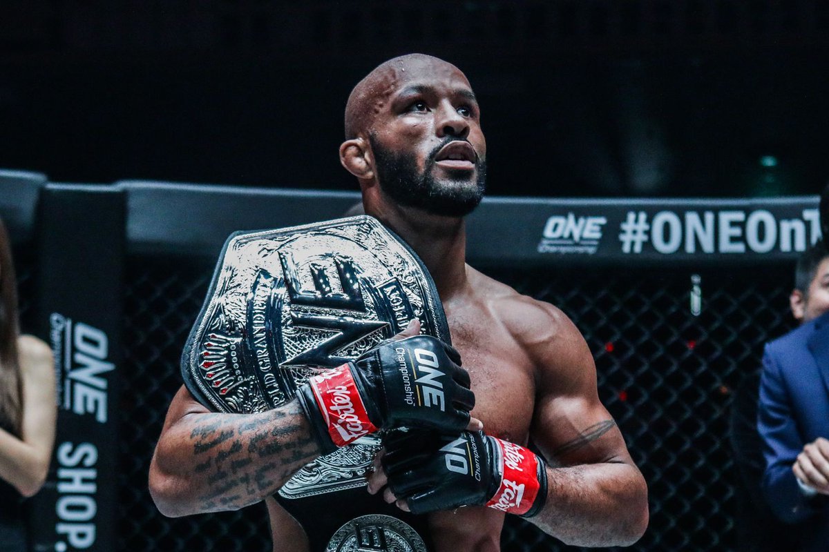 ReporterUFC's tweet photo. @MMAUNCENSORED1 Look at the size if that belt, worst sized belt ever. https://t.co/qnBpNENQlX