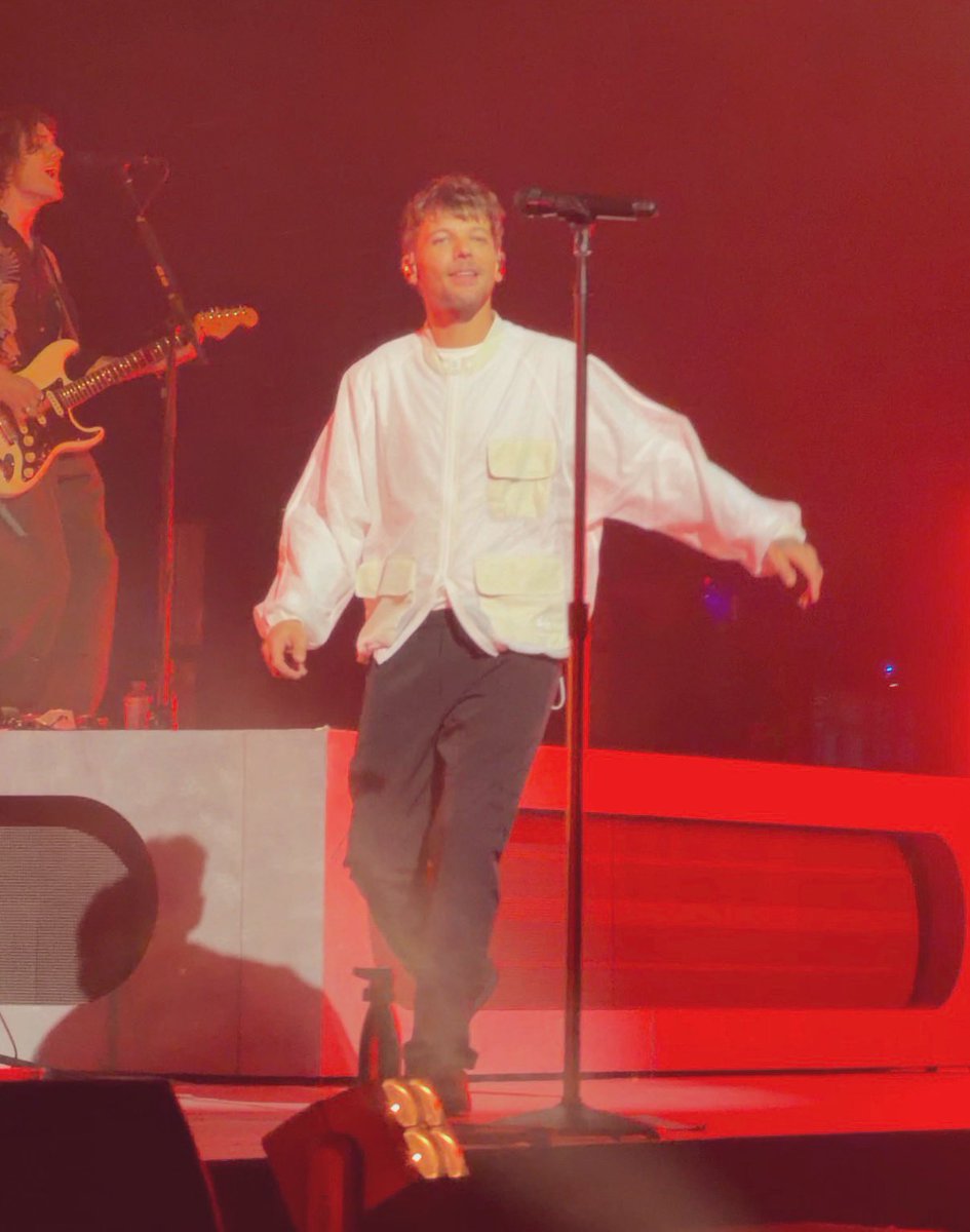 Eve met Louis♥︎ & experienced Miss You live🙀 tweet media