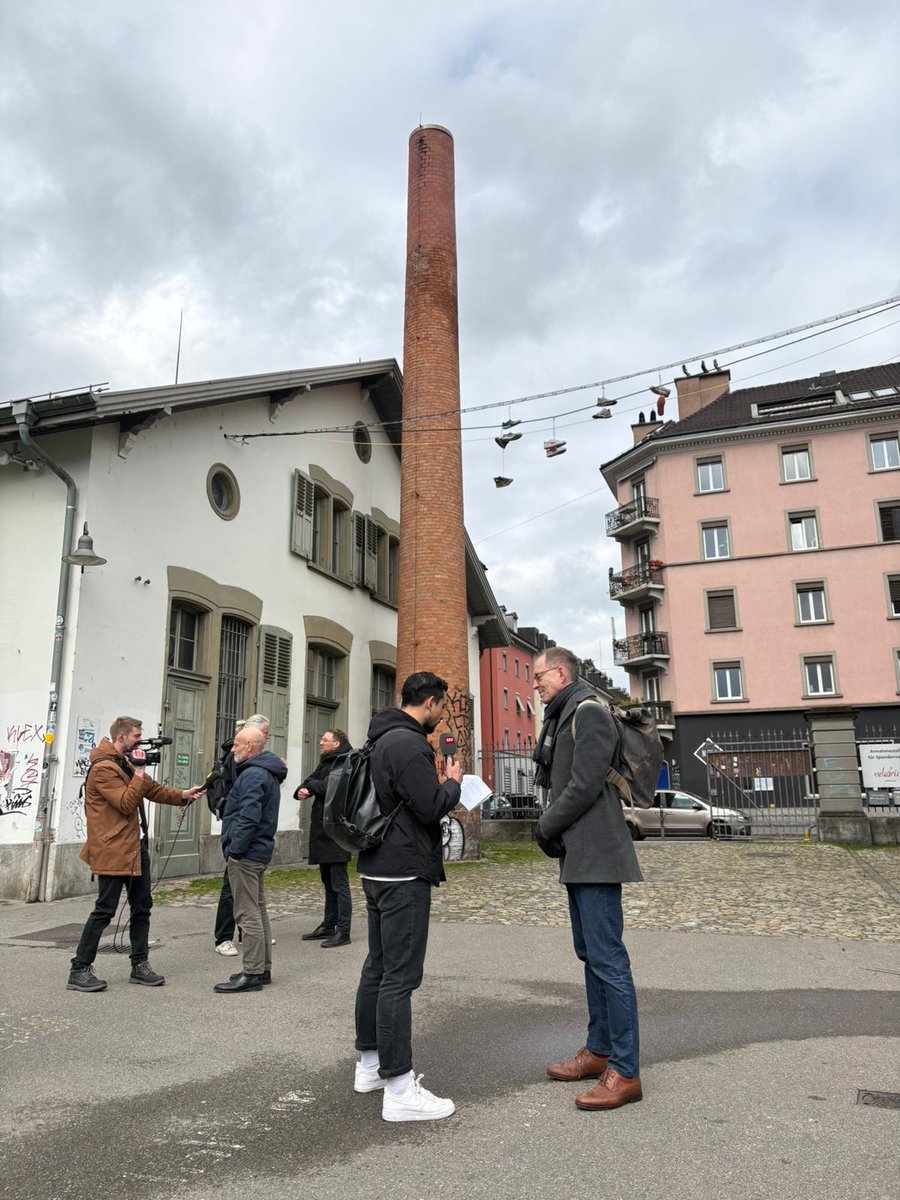 danielleupi's tweet photo. Gestern durften André Odermatt und ich an der Medienkonferenz über die Instandsetzung und Umnutzung dieser einzigartigen Anlage berichten – und anschliessend gemeinsam mit den Medienschaffenden einen Rundgang über das Areal machen.
Mehr dazu: https://t.co/IkRalaAFLI https://t.co/ONJbjfjQnH