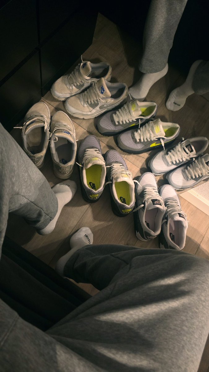 KevynvGorp's tweet photo. Some air beside my bed...

#nikeair #airmax #nikesocks #whitesocks #nikeboy #nikeboys #justdoit #kussmyairs #sneakerboy https://t.co/qWEkSaNXNa