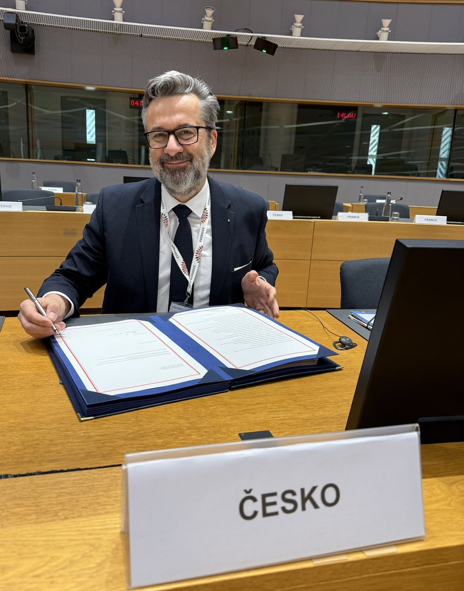 CZtoEU_Brussels's tweet image. Velvyslanec @VladimirBaertl dnes za 🇨🇿 podepsal Dohodu o partnerství #EMPA mezi 🇪🇺 &amp;amp; zeměmi #Mercosur 🇧🇷🇺🇾🇦🇷🇵🇾.  

Její druhá, obchodní část odbourávající cla a další přeshraniční bariéry, #iTA začne prozatímně platit 1/5 letošního roku.