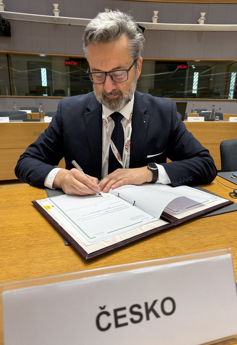 CZtoEU_Brussels's tweet image. Velvyslanec @VladimirBaertl dnes za 🇨🇿 podepsal Dohodu o partnerství #EMPA mezi 🇪🇺 &amp;amp; zeměmi #Mercosur 🇧🇷🇺🇾🇦🇷🇵🇾.  

Její druhá, obchodní část odbourávající cla a další přeshraniční bariéry, #iTA začne prozatímně platit 1/5 letošního roku.