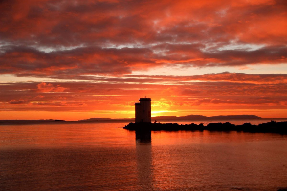 scotland_100's tweet image. The red sky reflecting on the sea at Port Ellen, Islay 🌅

A quiet moment that feels like home ❤️🌊

Have you ever seen a sunset like this?

📸 David Livingstone [facebook.com/david.livingst…]
#100Scotland #travel #adventures