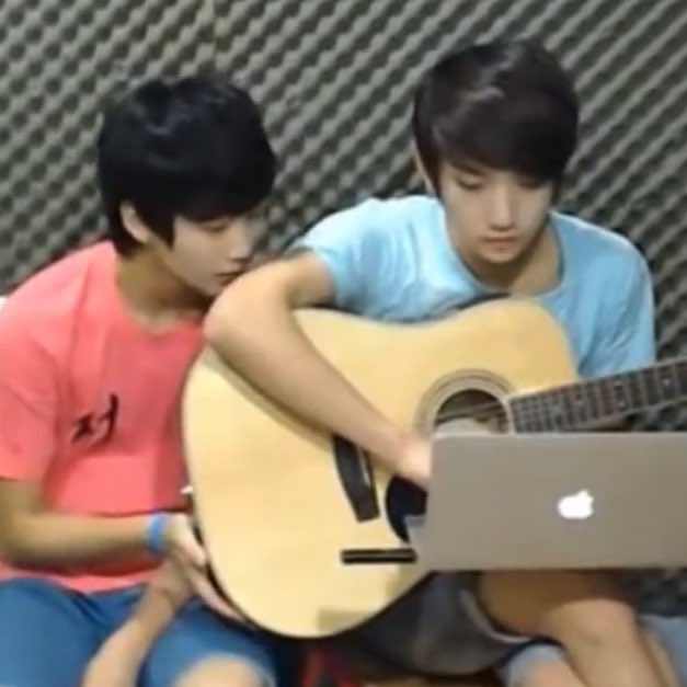 서로의 어깨를 탐하는 가짜쌍둥이