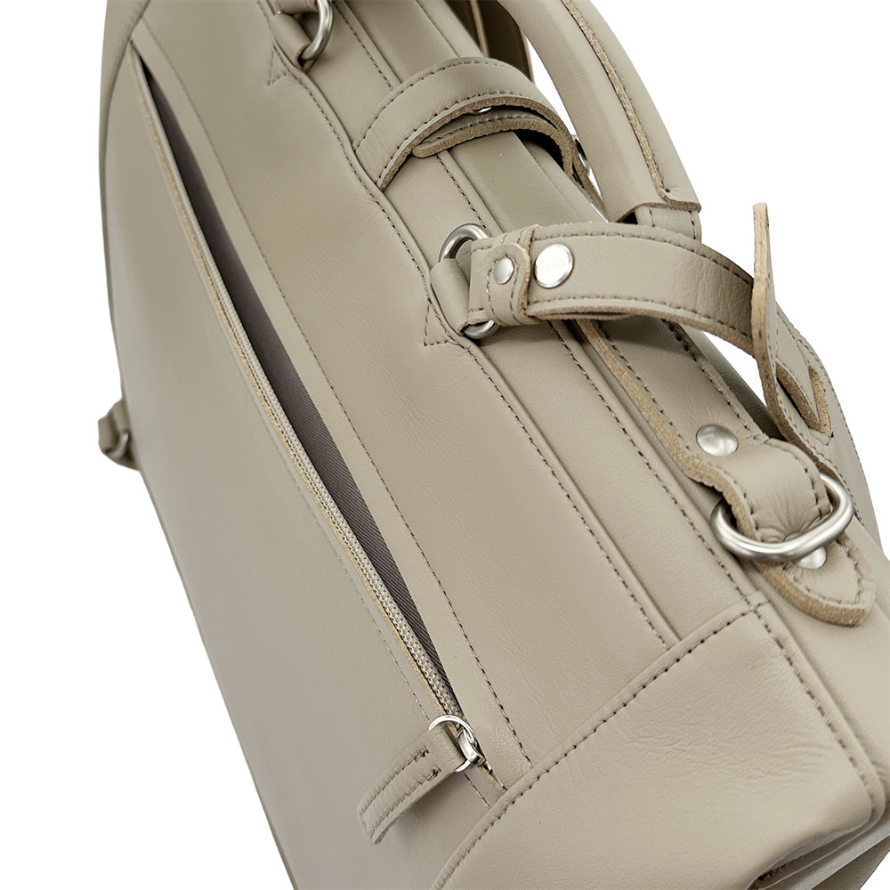 kanedaito_jp's tweet image. 三角形のステッチがひっそりとしています。見つかりましたか？

みなさんがお持ちの製品にも隠れているかもしれませんので探してみてください

あなたの大切な荷物を守るために、きっと目立たないところでがんばってくれているはずです

#kanedaito #服部 #hattori #豊岡鞄 #バッグ