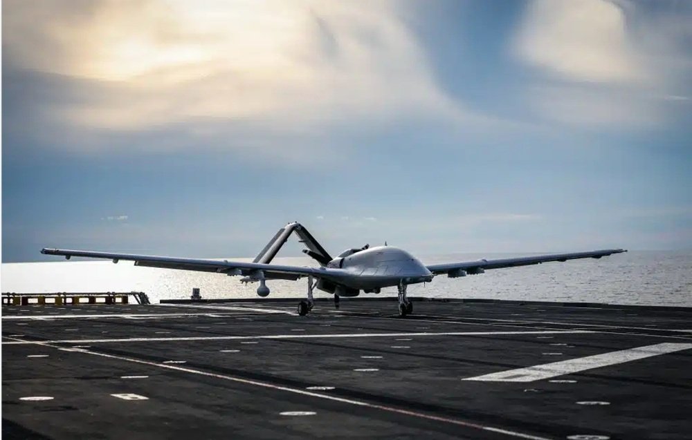 TRUFAULT's tweet image. La #Armada italiana avanza hacia la incorporación del #TB3, un vehículo aéreo de combate no tripulado (#UCAV) desarrollado por la empresa turca #Baykar y que fue concebido para operar desde #portaaviones de cubierta.
🇮🇹🇹🇷
#NoticiasdeDefensa #Dron #Defensa #Noticias #News