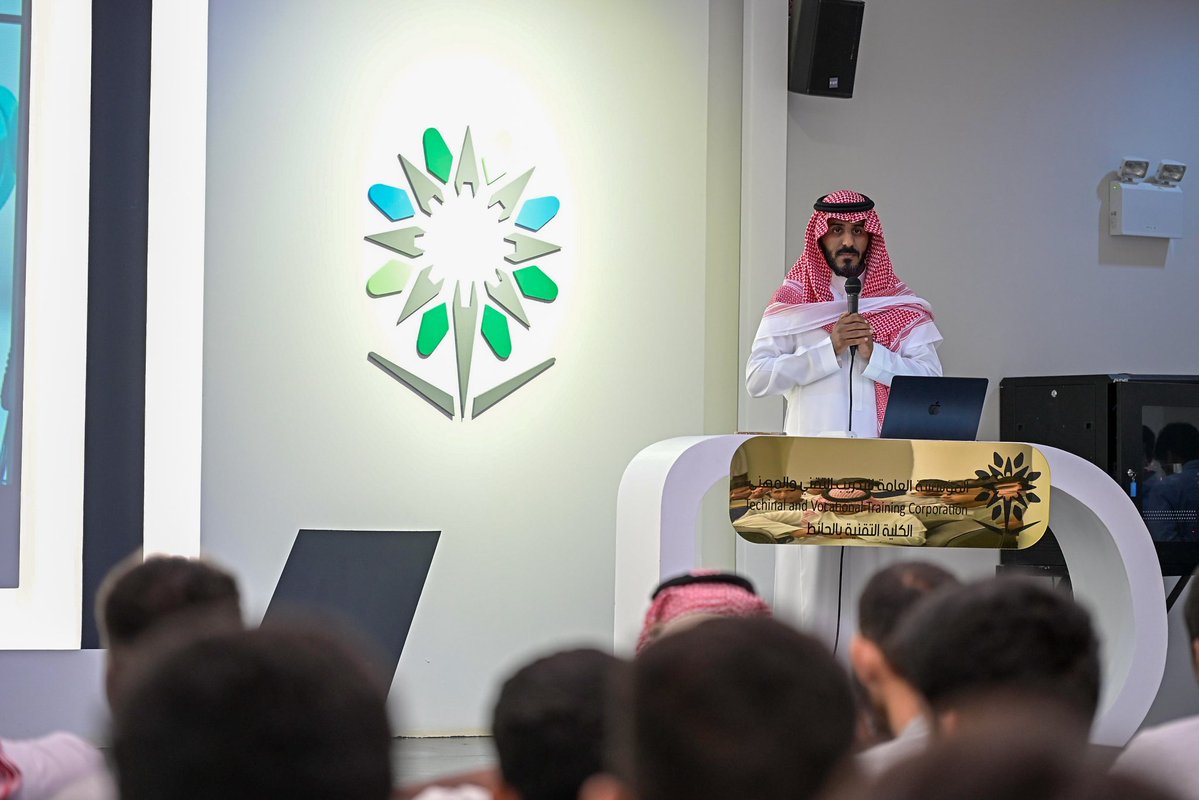 الكلية التقنية بالحائط tweet media