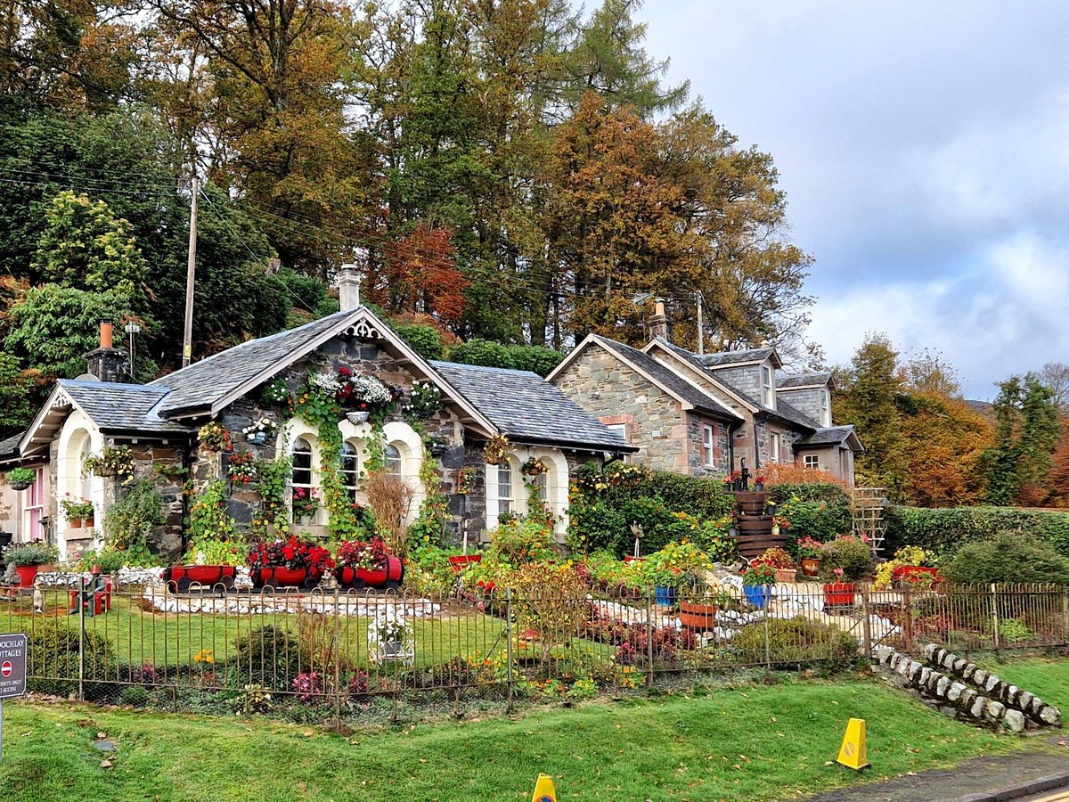 scotland_100's tweet image. Would you live here? 🏡🌺

This picturesque cottage in Aldochlay, Luss looks like it belongs in a storybook — flowers in full bloom and the Highlands all around.

Pure Scottish countryside perfection. 🇸🇨✨

📸 David Harkins 

#100Scotland #travel #adventures #scotland