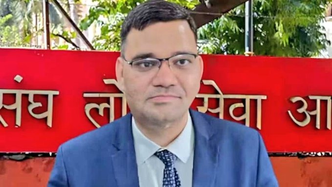 दलित पृष्ठभूमि से आने वाले IAS रिंकू सिंह राही जैसे अधिकारी संघर्ष की आग में तपकर सिस्टम तक पहुंचते हैं, लेकिन जब वही सिस्टम उन्हें काम करने से रोक दे, भेदभाव करे और मजबूर होकर इस्तीफा देना पड़े तो यह पूरे देश के लिए चिंतन का विषय है। 100 करोड़ के घोटाले को उजागर करने वाले,