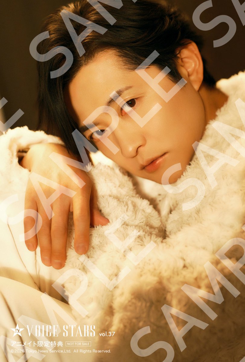 TVguidePERSON's tweet photo. 【「#TVガイドVOICESTARS vol.37」4/2発売】いよいよ明日発売！　発売に先駆け、誌面をチラ見せします。
表紙&巻頭20ページ特集を飾るのは #下野紘 さん。発売中のベストアルバム「シンフォニックロック・リミックスベスト」の制作秘話と、5/9開催の朗読祭「サウナの『ウ』～桜木春馬編～」について、そして声優デビュー25周年を振り返るロングインタビューを掲載しています。春にピッタリな桜を用いた美麗ショットにもご注目ください🌸さらに、各販路でご購入いただくと、絵柄の異なるポストカードを1枚プレゼント。数には限りがございますので、お早めにご購入下さい。
⚪アニメイト
※表紙は限定版の絵柄となりますのでご注意ください
https://t.co/ekfSn8peW1
🔴セブンネットショッピング
https://t.co/Qn6eJLbUyN
🟣楽天ブックス
https://t.co/om7UiP77IF