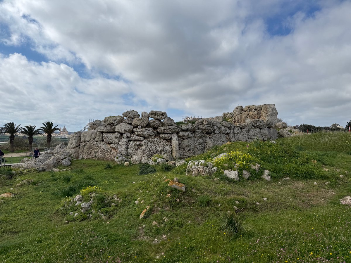 outofspace2's tweet photo. This is Ġgantija on Gozo Malta https://t.co/m6pJmSC0U0