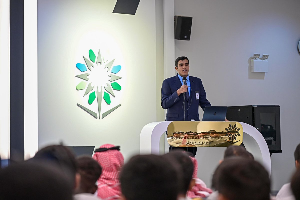 الكلية التقنية بالحائط tweet media