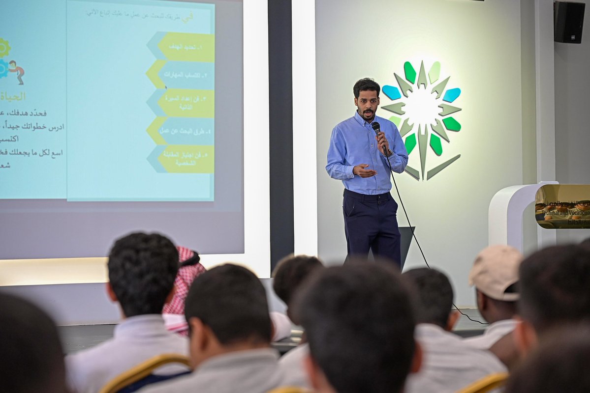 الكلية التقنية بالحائط tweet media