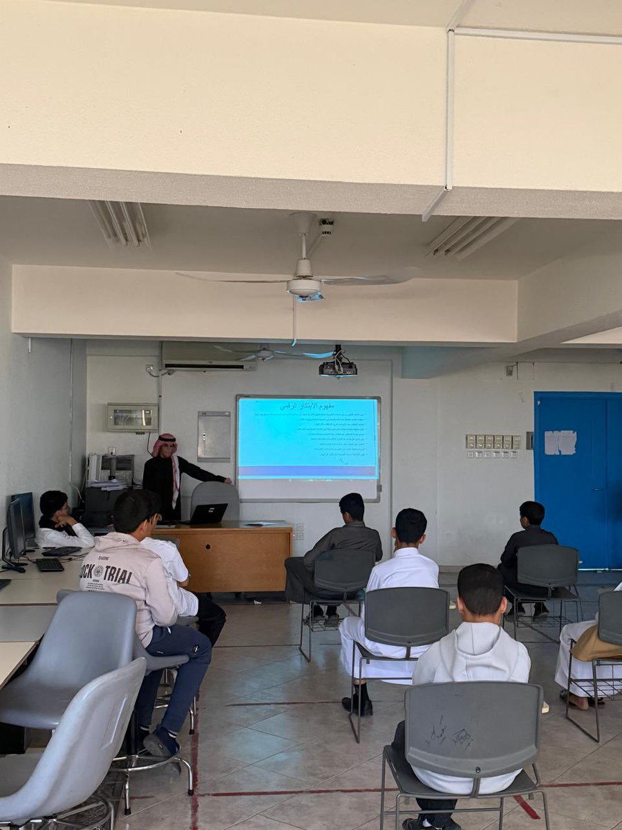 FarhaTeeam's tweet photo. انطلقت اليوم حصص رواد الكنز حيث يبدأالمستفيدون رحلة مليئة بالتعلم في العالم الرقمي نفتح أبواب المستقبل مسار يعرّف المستفيدين بأساسيات التقنية وينمّي مهاراتهم في التعامل مع العالم الرقمي بثقة ووعي حيث تم التنفيذ  في ابتدائية كعب بن زيد و أبي داود المتوسطة 
@TabukVAs 
@FarhaTeeam https://t.co/iH7lQ4Q3ot