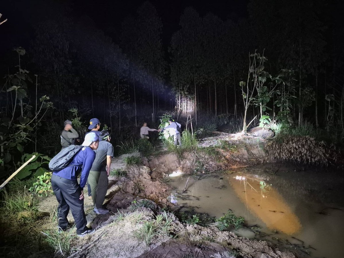beaver_ch5's tweet photo. 𝙉𝙀𝙒𝙎 กรมอุทยานฯ : สุดยื้อ! กระทิงทับลานสังเวยบ่วงสลิงพรานป่า​ ด้าน อช.ทับลานตรวจสอบพื้นที่เก็บกู้กับดักมรณะ​ พร้อมเร่งติดตามตัวคนผิดลงโทษขั้นเด็ดขาด โดยเน้นย้ำถึงอันตรายของบ่วงดักสัตว์ว่า เป็น “ภัยเงียบ” ที่ทารุณและทำลายชีวิตสัตว์ป่าโดยไม่เลือกประเภท https://t.co/fIi4om9Nbo