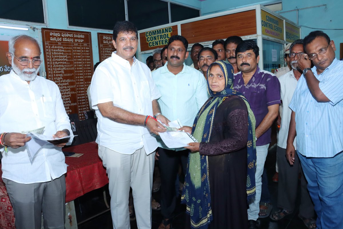 DhulipallaNk's tweet photo. పొన్నూరు మండల ప్రజా పరిషత్ కార్యాలయం, మున్సిపల్ కార్యాలయాల వద్ద నూతనంగా మంజూరైన 14 విడో పెన్షన్లను లబ్ధిదారులకు అందజేయడం జరిగింది.
#WidowPension
#PensionsPandugaInAP
#ponnur https://t.co/LFSdsLxQ7L