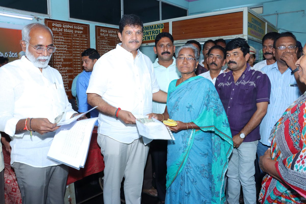 DhulipallaNk's tweet photo. పొన్నూరు మండల ప్రజా పరిషత్ కార్యాలయం, మున్సిపల్ కార్యాలయాల వద్ద నూతనంగా మంజూరైన 14 విడో పెన్షన్లను లబ్ధిదారులకు అందజేయడం జరిగింది.
#WidowPension
#PensionsPandugaInAP
#ponnur https://t.co/LFSdsLxQ7L