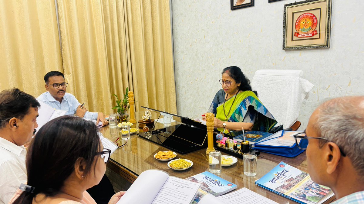 MaaVindhya_uni's tweet photo. माँ विन्ध्यवासिनी विश्वविद्यालय, मीरजापुर में द्वितीय सेमेस्टर परीक्षा से संबंधित महत्वपूर्ण विषयों पर चर्चा हेतु एक अहम बैठक का आयोजन किया गया।

#MaaVindhyavasiniUniversity https://t.co/sLeQrMfuhL