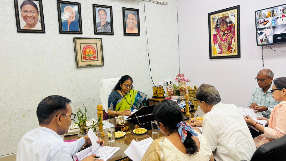 MaaVindhya_uni's tweet photo. माँ विन्ध्यवासिनी विश्वविद्यालय, मीरजापुर में द्वितीय सेमेस्टर परीक्षा से संबंधित महत्वपूर्ण विषयों पर चर्चा हेतु एक अहम बैठक का आयोजन किया गया।

#MaaVindhyavasiniUniversity https://t.co/sLeQrMfuhL