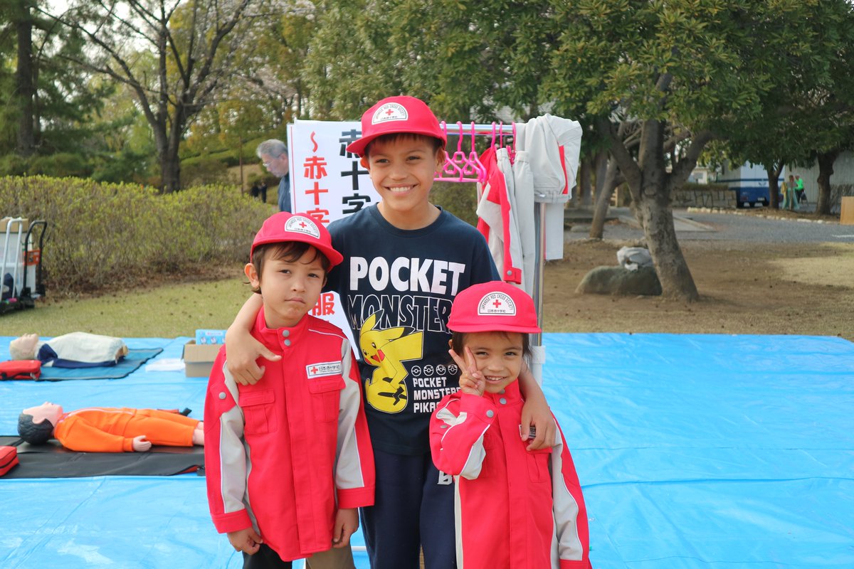 JRCS_Gunma's tweet photo. 3/28、大泉ミライフェスに参加しました！
 お天気にも恵まれ、ブースにもたくさんの方が来てくださいました 。
救急法やAEDの体験、子ども用救護服の着用体験などを実施し、楽しみながら #赤十字 の活動を知っていただける良い機会となりました。
お立ち寄りいただいた皆様、ありがとうございました！ https://t.co/SduQTev1Ee