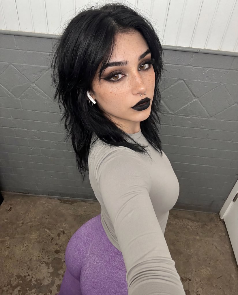 Vickythegoth tweet media