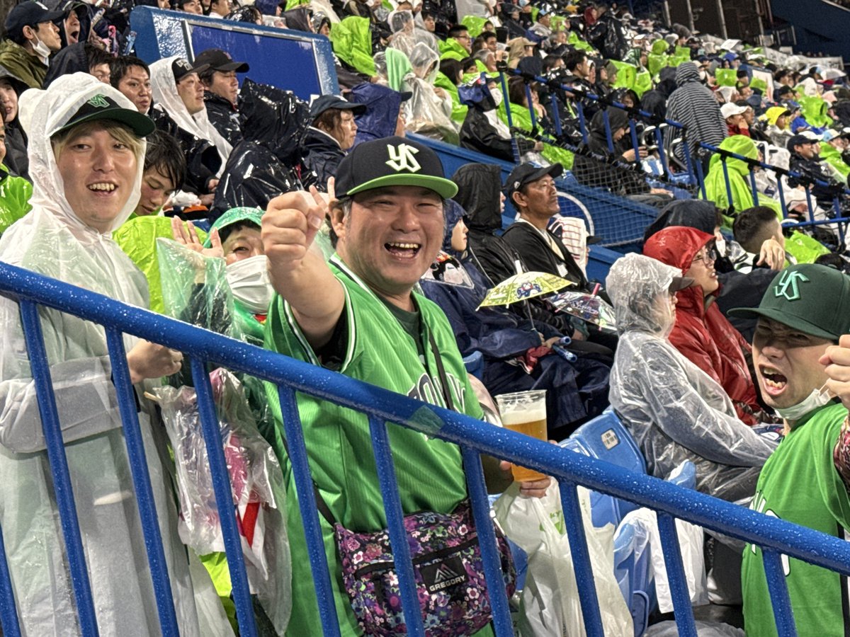 ebikichi2010's tweet image. 昨夜は神宮球場で観戦でした！
雨の中、30分遅れで始まったのは、何がなんでもやる！という球団の強い意志を感じましたw
結果、雨も上がったし勝利🔥
#Vanityyy メンバーとも柵越しに会えて、終了後は「ありがとうスワローズ」配信でした⚾️
#応燕ソング
#おかえりつば九郎