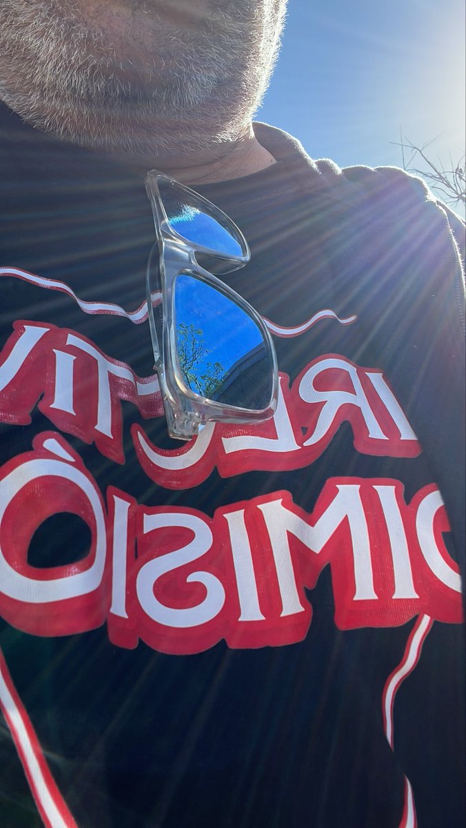 Hoy he tenido el inmenso placer de encontrarme con el presidente de nuestro Sevilla por poco tiempo espero y recibirle con esta camiseta y ver su cara blanca no tiene precio