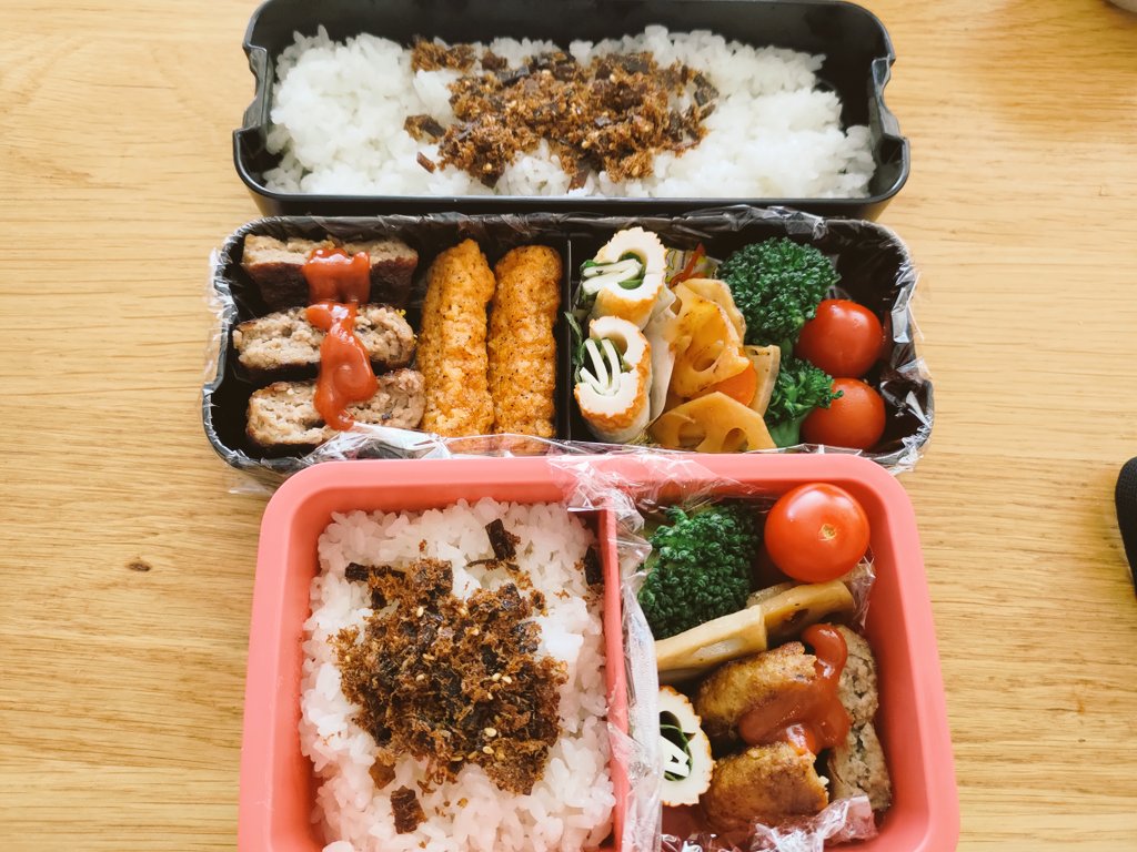 きょうはハンバーグ弁当
娘から二段弁当はさすがに大きすぎると申し出があり、お弁当箱変更
息子がイヤホンがないと探し回るのを眺めつつ（あった）、送り出したよ🚪