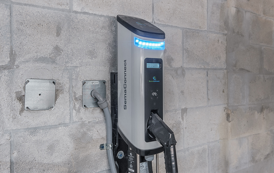 SkyHouseRO's tweet photo. ⚡ EV drivers welcome. Charge conveniently right at home at SkyHouse River Oaks Apartments. #skyhouseriveroaks #SPGCommunity #EVLiving #SustainableLiving 🔗https://t.co/bIGQsKxra4 https://t.co/0HQcazFXHy