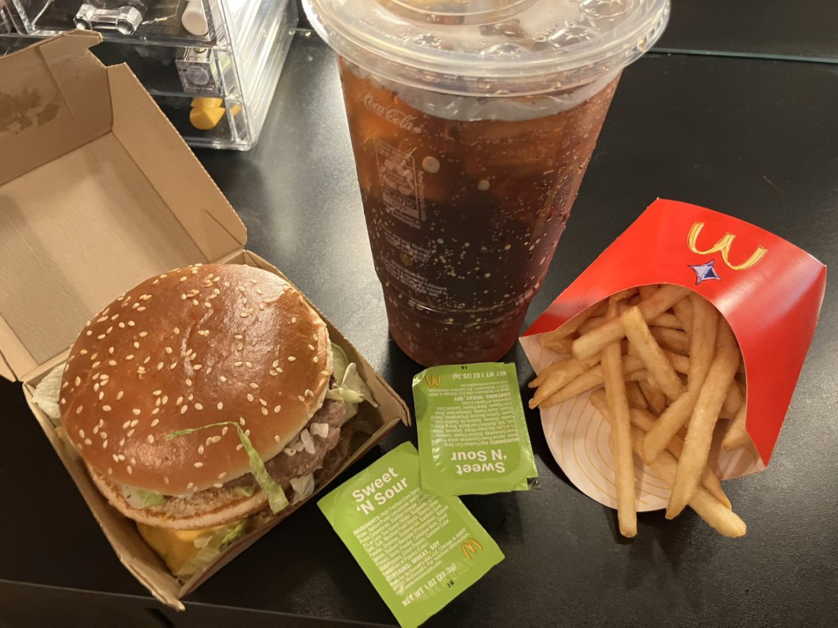 hamsterspleens's tweet image. posting food on main cuz I'm #excited I love burgers I hope whoever made this has a #good day I'm SO fucking geeked I love everything I love everyone 🍔🍔