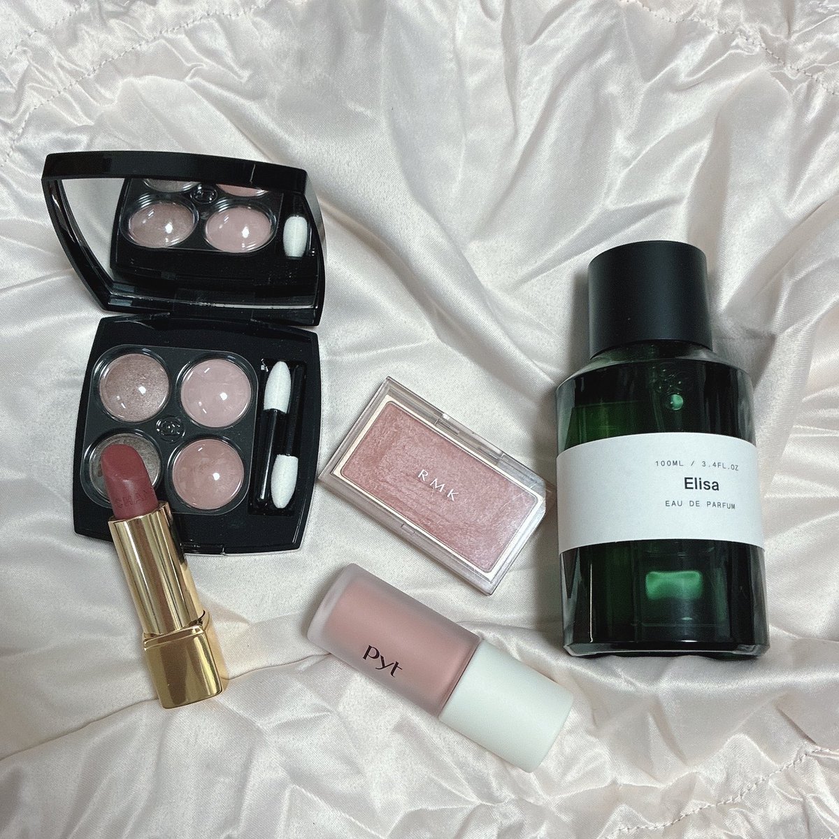 Autumn56092259's tweet image. #CHANEL 
352 エレメンタル
479 クラッシュドゥシャネル
#RMK 
14 クラウドフルール
#Pyt 
01 アールグレイ
#MARIEJEANNE 
Elisa

#今日のメイク 
#今日の香水