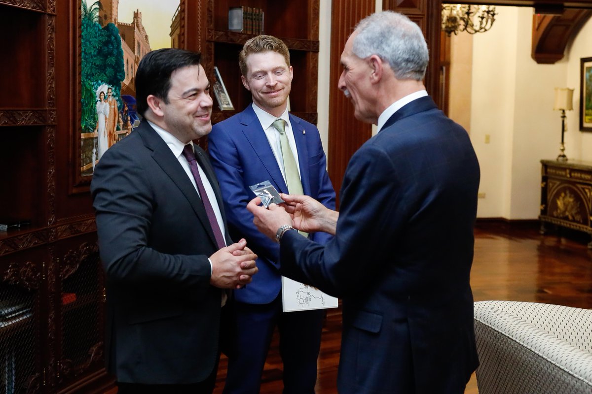 hnpresidencia's tweet photo. 𝗚𝗼𝗯𝗶𝗲𝗿𝗻𝗼 𝗱𝗲 𝗛𝗼𝗻𝗱𝘂𝗿𝗮𝘀 𝘁𝗿𝗮𝗲𝗿𝗮́ #𝗦𝘁𝗮𝗿𝗹𝗶𝗻𝗸 𝗽𝗮𝗿𝗮 𝗳𝗼𝗿𝘁𝗮𝗹𝗲𝗰𝗲𝗿 𝗹𝗮 𝗰𝗼𝗻𝗲𝗰𝘁𝗶𝘃𝗶𝗱𝗮𝗱, 𝗶𝗺𝗽𝘂𝗹𝘀𝗮𝗿 𝗹𝗮 𝗲𝗱𝘂𝗰𝗮𝗰𝗶𝗼́𝗻 𝘆 𝗿𝗲𝗱𝘂𝗰𝗶𝗿 𝗹𝗮 𝗯𝗿𝗲𝗰𝗵𝗮 𝗱𝗶𝗴𝗶𝘁𝗮𝗹

El presidente Nasry Asfura sostuvo una reunión con representantes de Starlink para avanzar en una solución nacional de internet satelital enfocada en centros educativos, especialmente en zonas rurales y de difícil acceso.

La meta es conectar 8,000 escuelas para finales de 2026, fortaleciendo la educación, ampliando oportunidades y modernizando el sistema educativo hondureño

A través de esta iniciativa, el Gobierno pretende garantizar el acceso a herramientas tecnológicas, mejorar la calidad educativa, reducir la brecha digital y fortalecer institucionalmente el sistema educativo hondureño consolidando un firme compromiso con el desarrollo del país a través de la educación.
