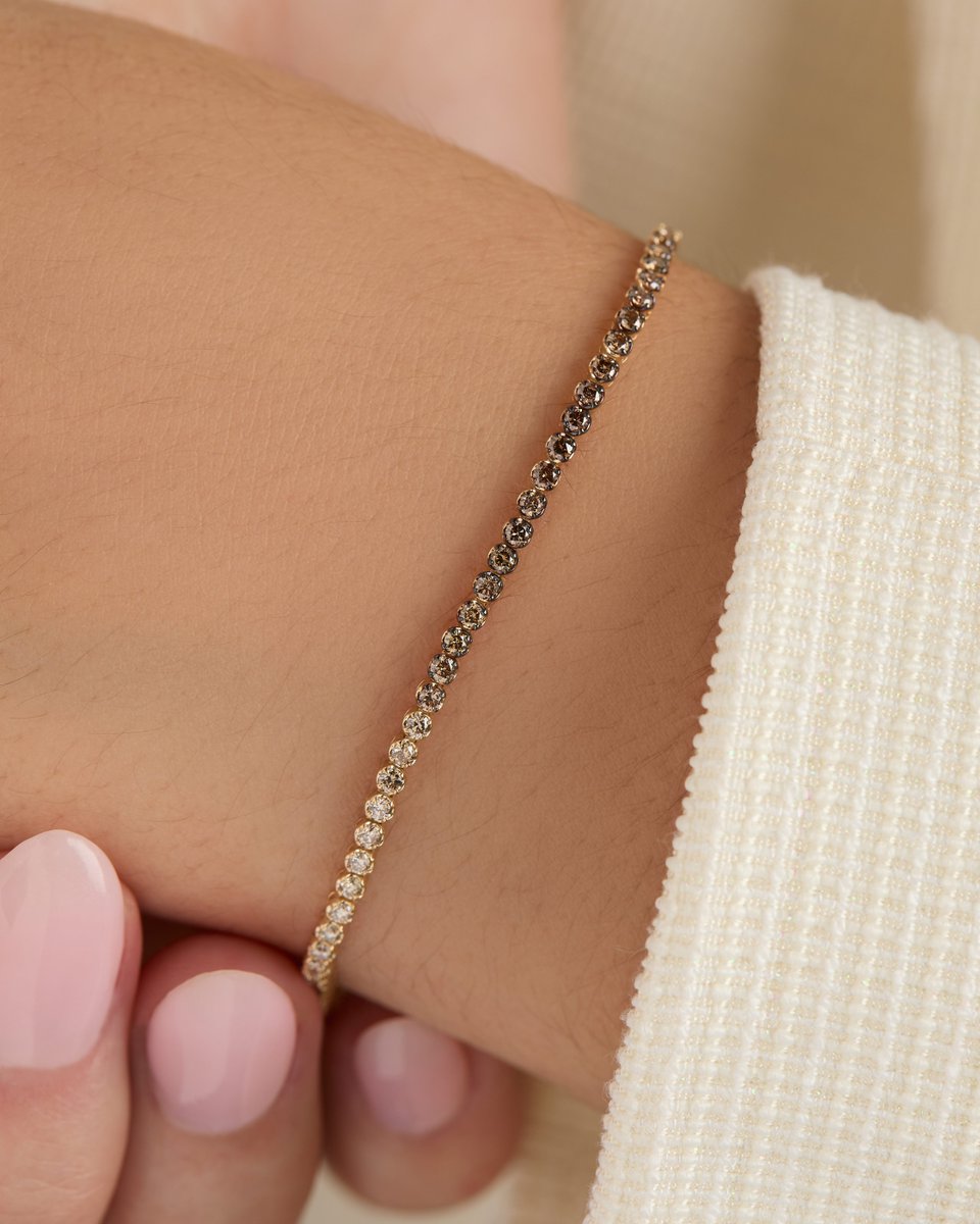 Le_Vian's tweet image. Look closely &amp;amp; notice the scale of the #ChocolateDiamond ombré in this tennis bracelet 🔍🤎

levian-jewelry.visitlink.me/JCKwP0

#DiamondBracelet #Diamonds #TennisBracelet #FineJewelry