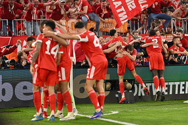Esta foto es absolutamente preciosa ❤️

Miren cómo celebran los jugadores, cómo Upa y Jamal se van a celebrar con los fanáticos.

El Bayern más que un equipo es una familia.  

Todos esto gracias a la llegada de Kompany 👏